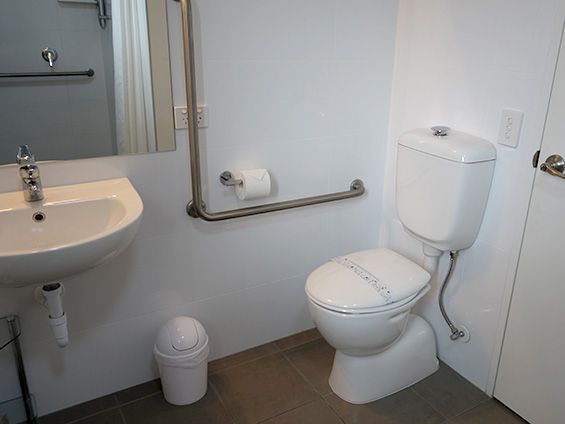 superior king studio (accessible) bathroom