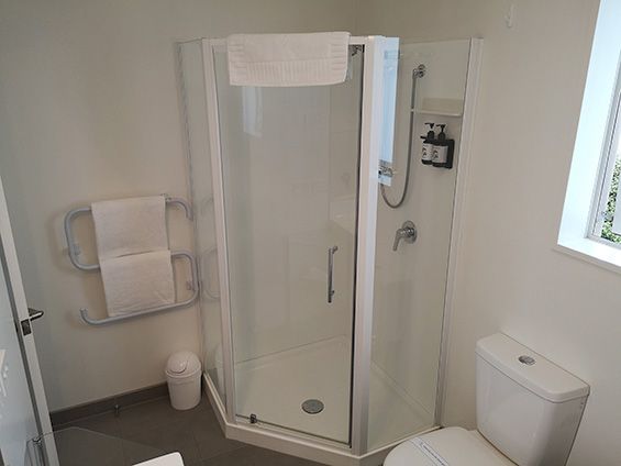 3-bedroom unit bathroom