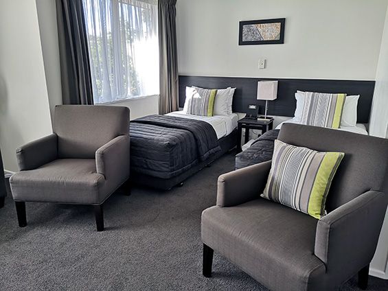 large 1-bedroom unit twin beds