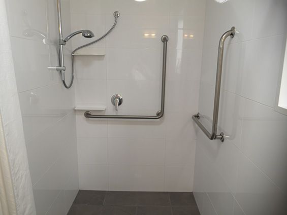 superior king studio (accessible) shower